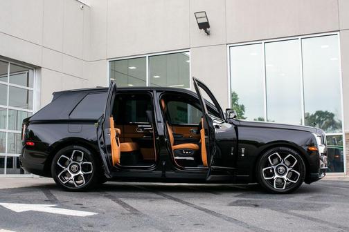Black 2022 Rolls-Royce Cullinan