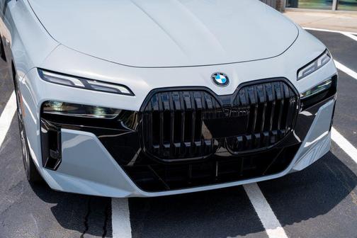 Brooklyn Grey Metallic 2023 BMW 740 i
