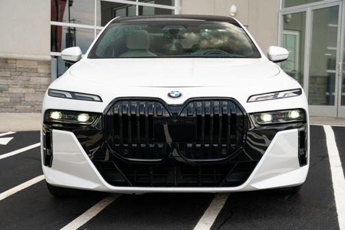 Mineral White Metallic 2023 BMW 760 i xDrive
