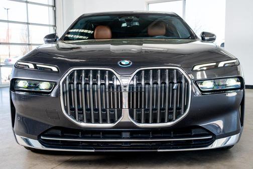 Dark Graphite Metallic 2024 BMW i7 xDrive60