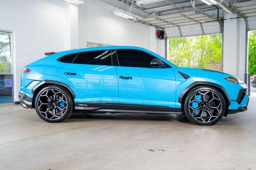 2023 Lamborghini Urus Performante