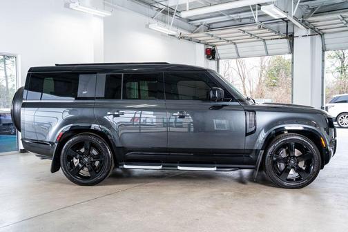 2023 Land Rover Defender 130 X-Dynamic SE