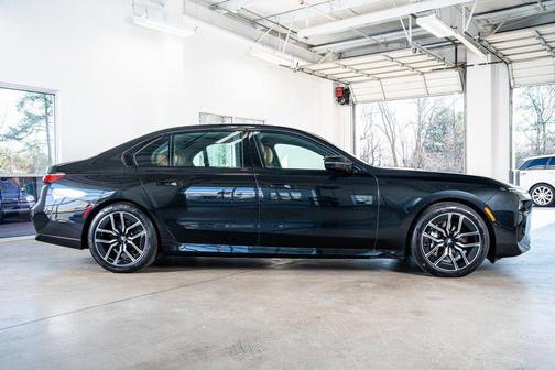 2023 BMW 740 i