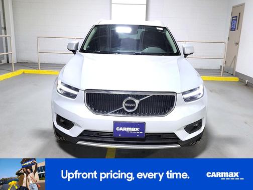 2022 Volvo XC40 T5 Momentum