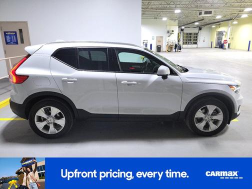 2022 Volvo XC40 T5 Momentum