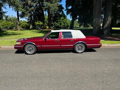 Maroon 1996 Lincoln Town Car Signature