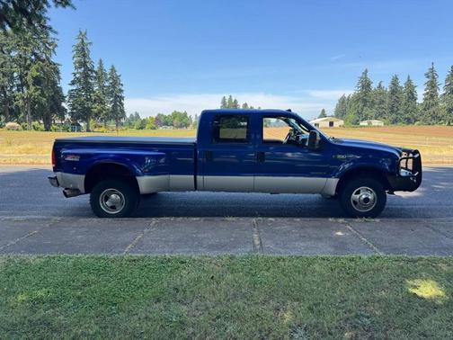 Blue 2003 Ford F-350 Lariat