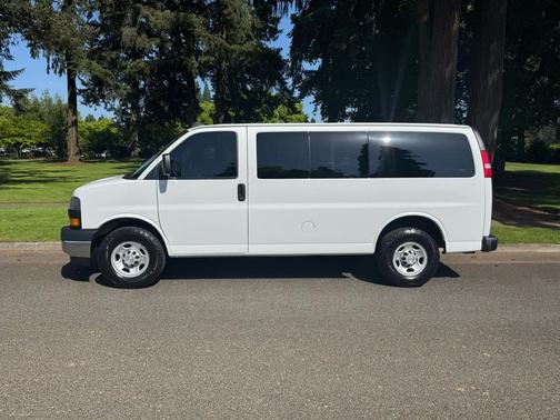 Summit White 2018 Chevrolet Express 2500 LT