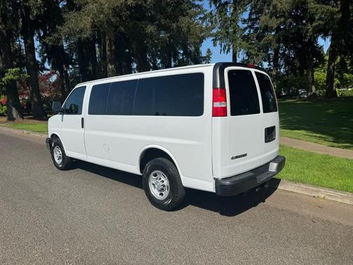 Summit White 2018 Chevrolet Express 2500 LT