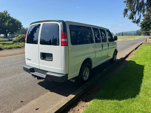 Summit White 2018 Chevrolet Express 2500 LT