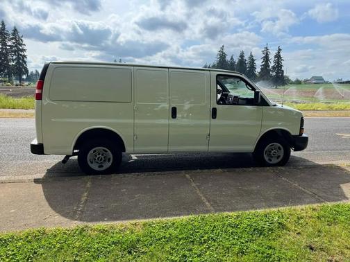 Summit White 2009 GMC Savana 3500 Cargo