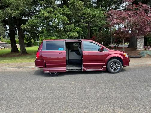 Octane Red Pearlcoat 2017 Dodge Grand Caravan SXT
