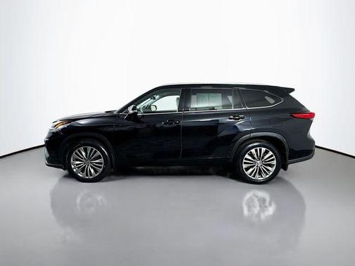 Midnight Black Metallic 2022 Toyota Highlander Platinum