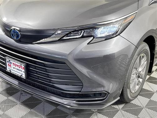 2025 Toyota Sienna LE