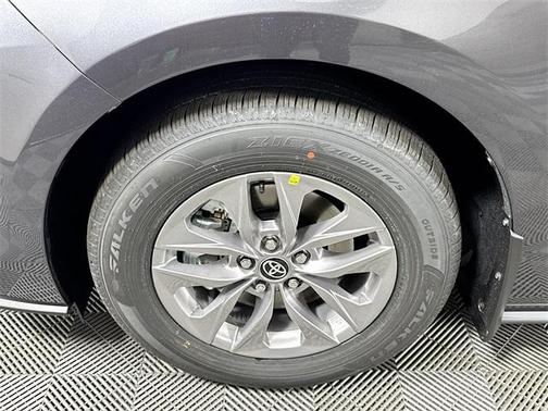 2025 Toyota Sienna LE