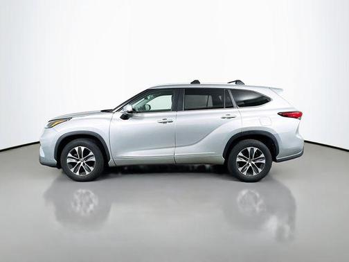Celestial Silver Metallic 2023 Toyota Highlander XLE