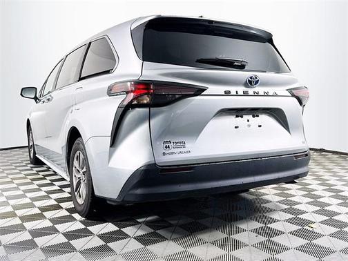 2025 Toyota Sienna LE