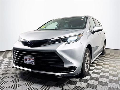 2025 Toyota Sienna LE