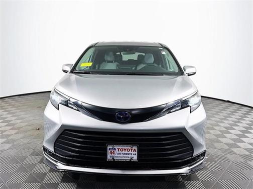 2025 Toyota Sienna LE