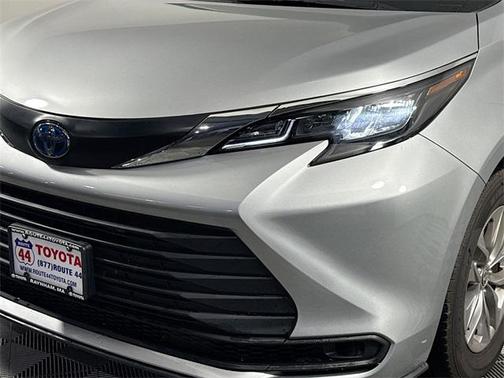 2025 Toyota Sienna LE