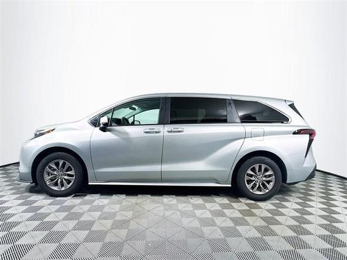 2025 Toyota Sienna LE
