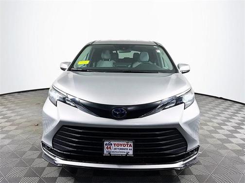 2025 Toyota Sienna LE