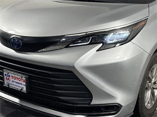 2025 Toyota Sienna LE