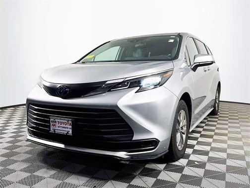 2025 Toyota Sienna LE