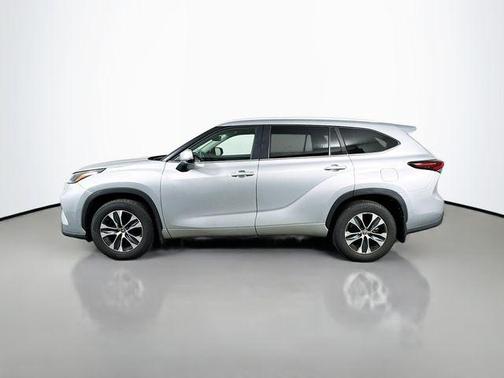 Celestial Silver Metallic 2025 Toyota Highlander XLE