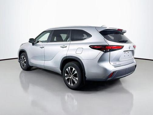 Celestial Silver Metallic 2025 Toyota Highlander XLE