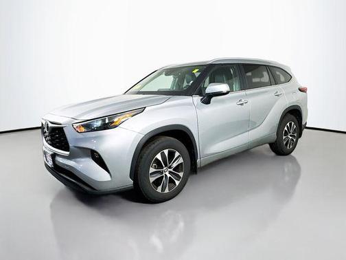 Celestial Silver Metallic 2025 Toyota Highlander XLE