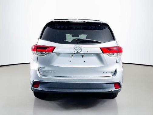 Celestial Silver Metallic 2017 Toyota Highlander XLE