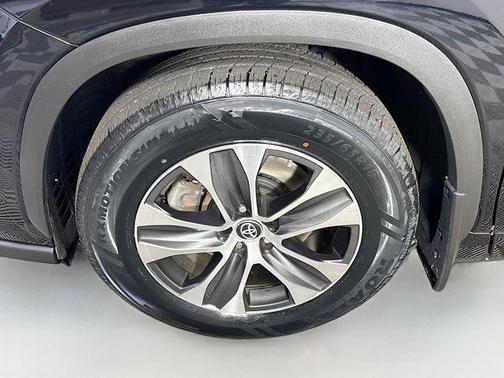 Midnight Black Metallic 2023 Toyota Highlander XLE