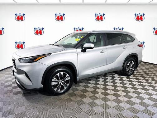 Celestial Silver Metallic 2023 Toyota Highlander XLE
