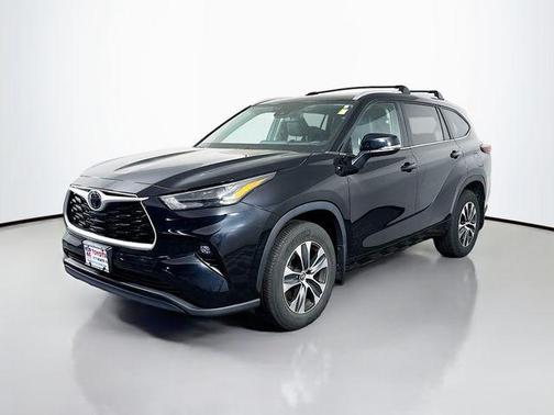 Midnight Black Metallic 2024 Toyota Highlander XLE
