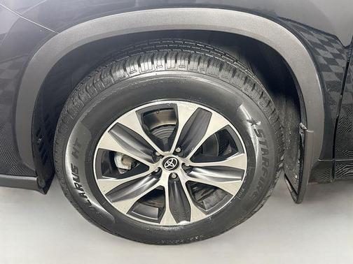 Midnight Black Metallic 2024 Toyota Highlander XLE