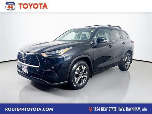 Midnight Black Metallic 2024 Toyota Highlander XLE