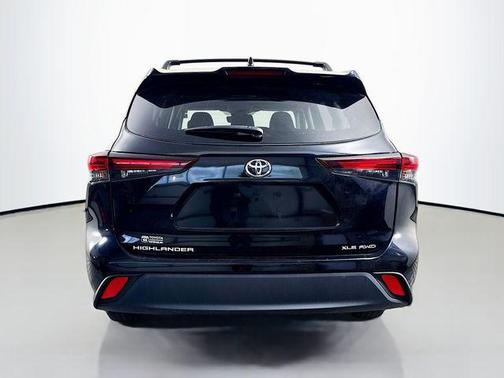Midnight Black Metallic 2024 Toyota Highlander XLE