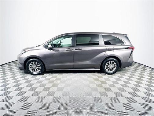2022 Toyota Sienna LE