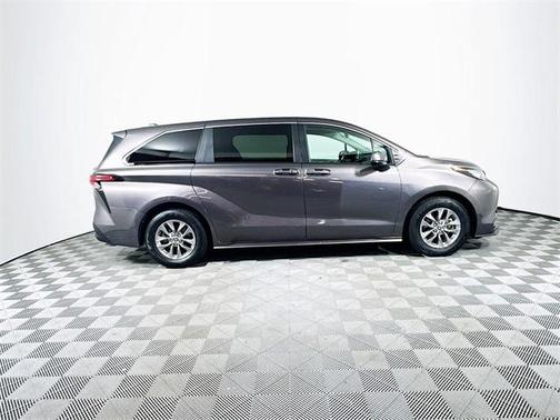 2022 Toyota Sienna LE