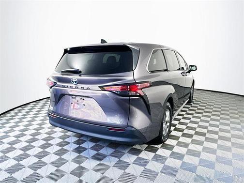 2022 Toyota Sienna LE