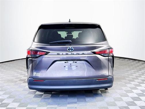 2022 Toyota Sienna LE