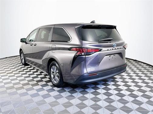 2022 Toyota Sienna LE