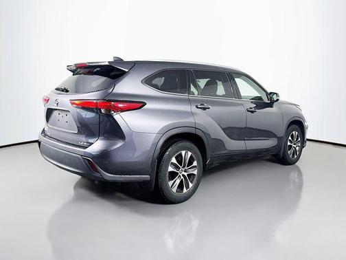 Magnetic Gray Metallic 2022 Toyota Highlander XLE