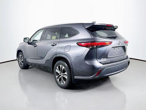 Magnetic Gray Metallic 2022 Toyota Highlander XLE