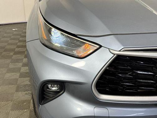 Moon Dust 2023 Toyota Highlander XLE