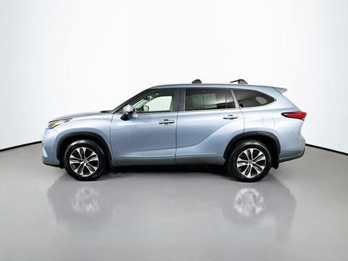 Moon Dust 2023 Toyota Highlander XLE