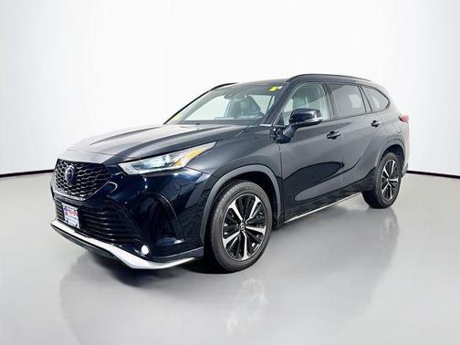 Midnight Black Metallic 2022 Toyota Highlander XSE