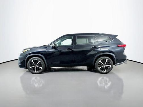Midnight Black Metallic 2022 Toyota Highlander XSE