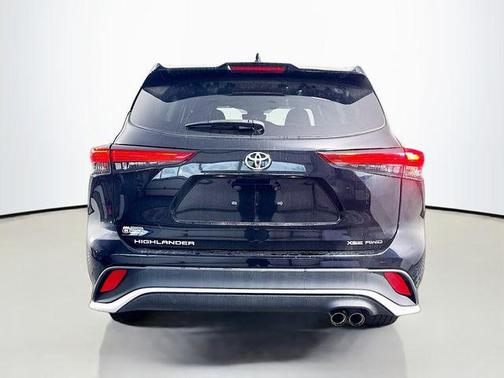 Midnight Black Metallic 2022 Toyota Highlander XSE